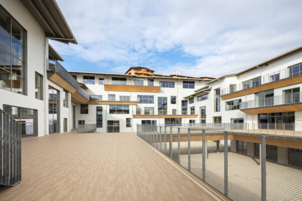 Nozomigaoka Elementary School and Junior High School (© Kawasumi・Kobayashi Kenji Photograph Office) Nozomigaoka Elementary School and Junior High School (© Kawasumi・Kobayashi Kenji Photograph Office)