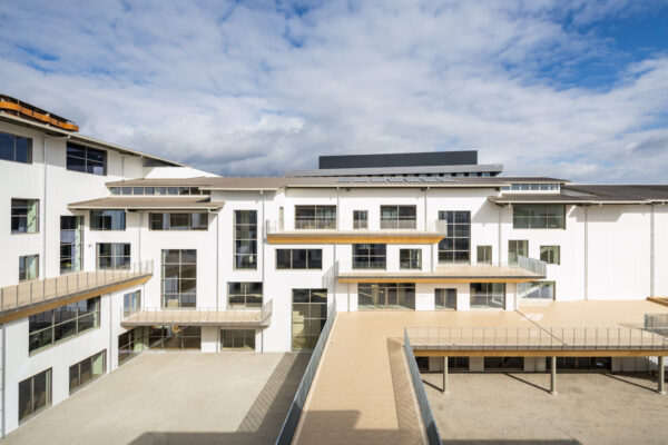 Nozomigaoka Elementary School and Junior High School (© Kawasumi・Kobayashi Kenji Photograph Office) Nozomigaoka Elementary School and Junior High School (© Kawasumi・Kobayashi Kenji Photograph Office)