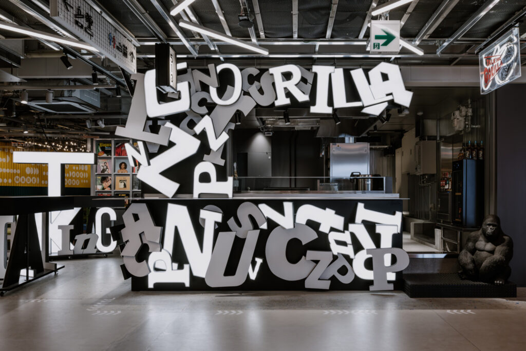 Harakado Talking Gorilla | © Keishin Horikoshi / SS