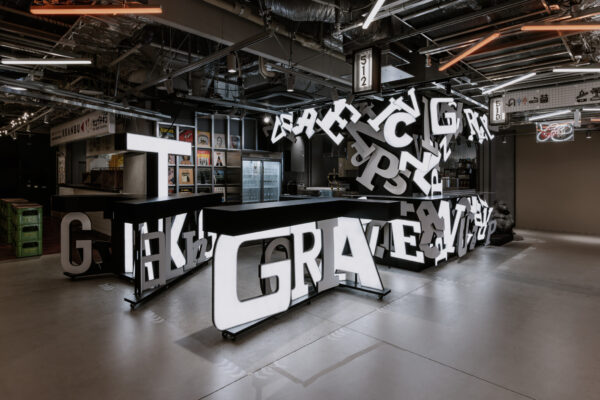 Harakado Talking Gorilla (© Keishin Horikoshi / SS)