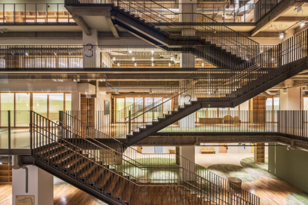 Nozomigaoka Elementary School and Junior High School (© Kawasumi・Kobayashi Kenji Photograph Office) Nozomigaoka Elementary School and Junior High School (© Kawasumi・Kobayashi Kenji Photograph Office)
