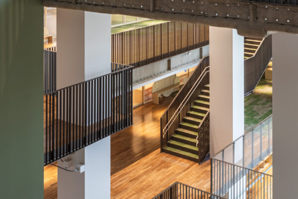 Nozomigaoka Elementary School and Junior High School (© Kawasumi・Kobayashi Kenji Photograph Office) Nozomigaoka Elementary School and Junior High School (© Kawasumi・Kobayashi Kenji Photograph Office)