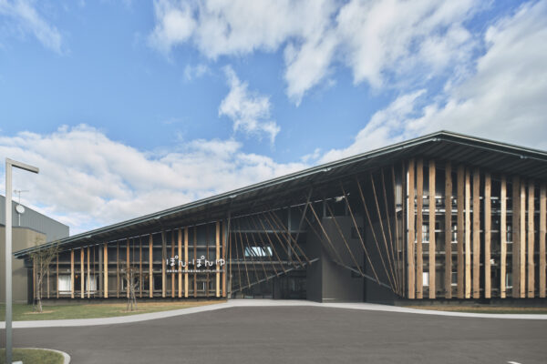 Kushiro Marsh Kayanuma Tourist Accommodation – Pon・Pon Yu (© Riko Okaniwa / Nippon Design Center, Inc) Kushiro Marsh Kayanuma Tourist Accommodation – Pon・Pon Yu (© Riko Okaniwa / Nippon Design Center, Inc)