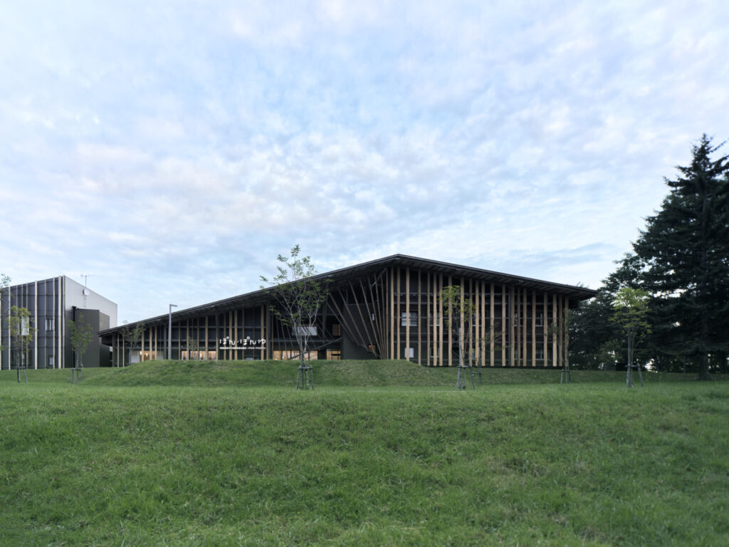 Kushiro Marsh Kayanuma Tourist Accommodation – Pon・Pon Yu | © Riko Okaniwa / Nippon Design Center, Inc