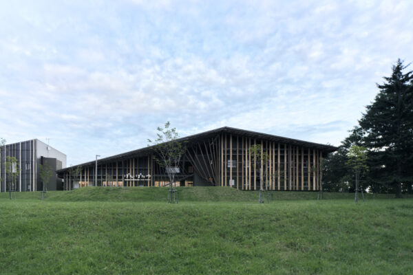 Kushiro Marsh Kayanuma Tourist Accommodation – Pon・Pon Yu (© Riko Okaniwa / Nippon Design Center, Inc) Kushiro Marsh Kayanuma Tourist Accommodation – Pon・Pon Yu (© Riko Okaniwa / Nippon Design Center, Inc)