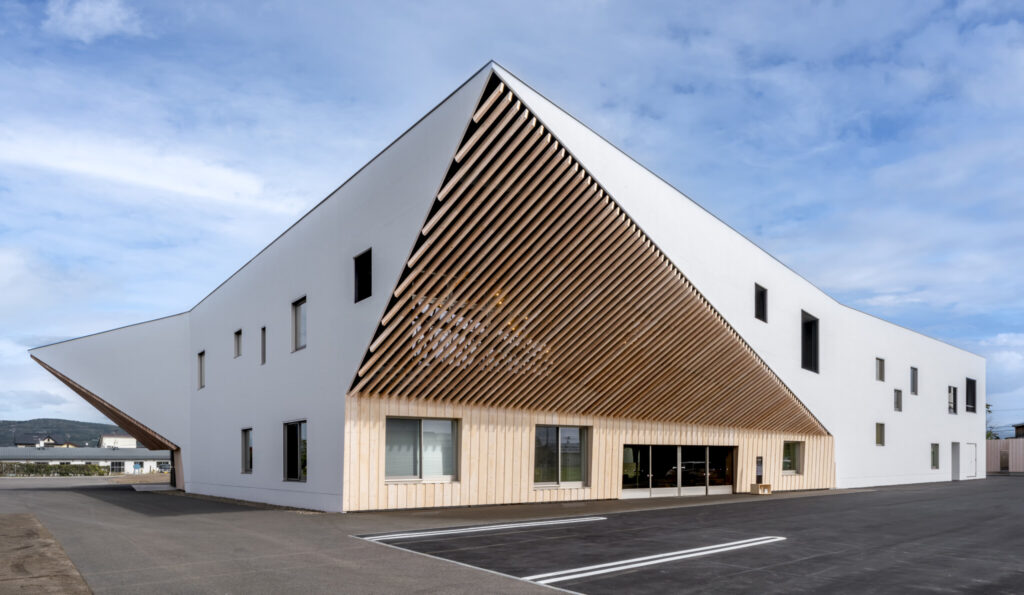 Higashikawa Town Community Plaza “Sorairo” | © Kotaro Imada