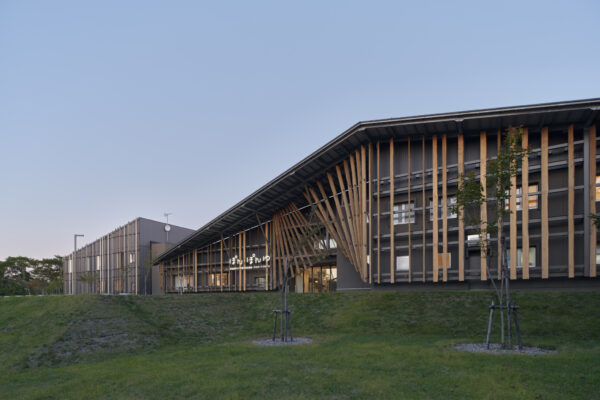 Kushiro Marsh Kayanuma Tourist Accommodation – Pon・Pon Yu (© Riko Okaniwa / Nippon Design Center, Inc) Kushiro Marsh Kayanuma Tourist Accommodation – Pon・Pon Yu (© Riko Okaniwa / Nippon Design Center, Inc)