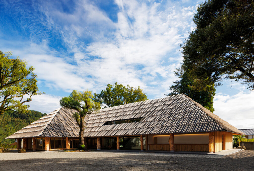 Aoi Shrine Grove / National Treasure Memorial Hall | © Masaki Hamada (kkpo)