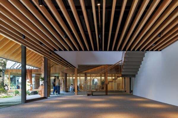 Aoi Aso Shrine / National Treasure Memorial Hall (© Masaki Hamada (kkpo)) Aoi Aso Shrine / National Treasure Memorial Hall (© Masaki Hamada (kkpo))