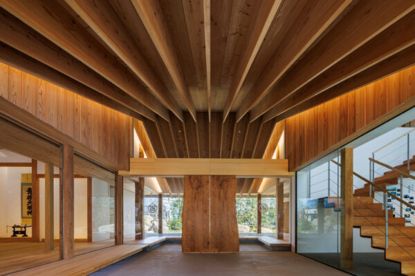 Aoi Aso Shrine / National Treasure Memorial Hall (© Masaki Hamada (kkpo)) Aoi Aso Shrine / National Treasure Memorial Hall (© Masaki Hamada (kkpo))