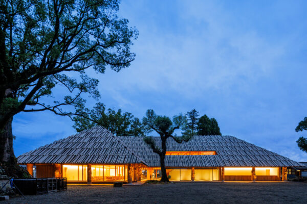 Aoi Aso Shrine / National Treasure Memorial Hall (© Masaki Hamada (kkpo)) Aoi Aso Shrine / National Treasure Memorial Hall (© Masaki Hamada (kkpo))
