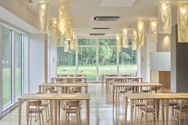 Kushiro Marsh Kayanuma Tourist Accommodation – Pon・Pon Yu (© Riko Okaniwa / Nippon Design Center, Inc) Kushiro Marsh Kayanuma Tourist Accommodation – Pon・Pon Yu (© Riko Okaniwa / Nippon Design Center, Inc)